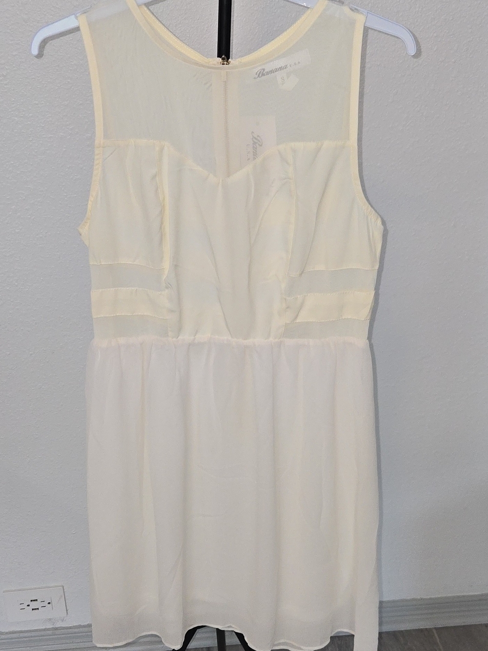 Banana Light Cream Sleeveless Chiffon Dress